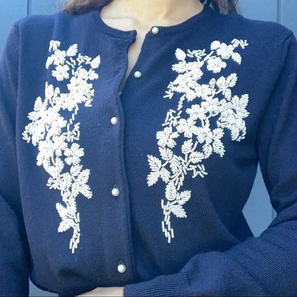 SOLD!!Ann Taylor beaded cardigan Sz M - Picture 3 of 6